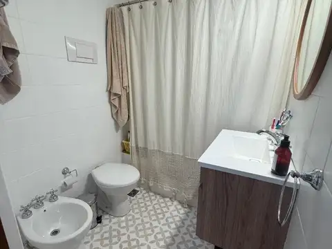 CASA DE 5AMB. SOBRE LOTE PROPIO DE (7,65X16) RECICLADA A NUEVO DISTRIBUIDA EN DOS PLANTAS