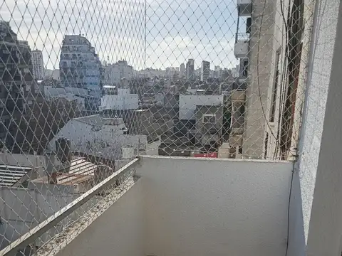 TRES AMBIENTES CON BALCÓN MUY LUMINOSO 