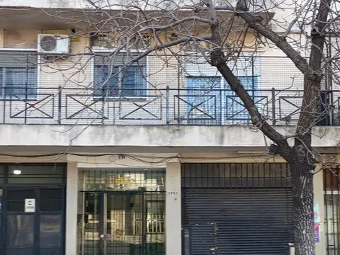 TRES AMBIENTES CON BALCÓN MUY LUMINOSO 