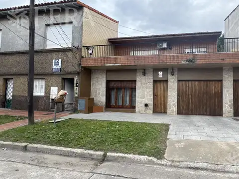 Venta casa 5 ambientes con cochera y quincho en Bernal Oeste