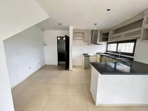 Casa 6 ambientes con 2 baños