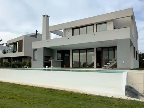 Casa 5 ambientes con 4 baños