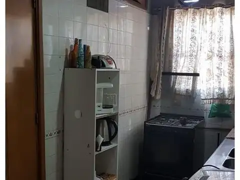 4 ambientes en 1er piso con patio, al contrafrente. A refaccionar