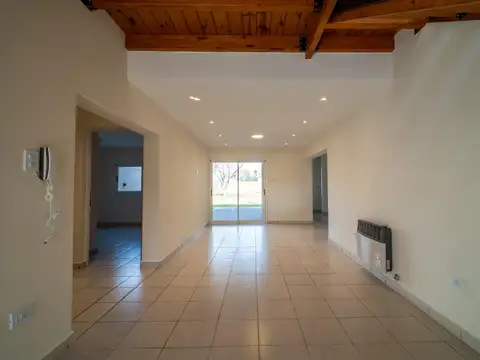 Casa 6 ambientes con 2 baños