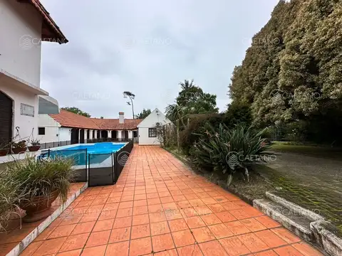 Venta espectacular casa Punta del Este, Golf - 4 dormitorios con piscina y gran parque
