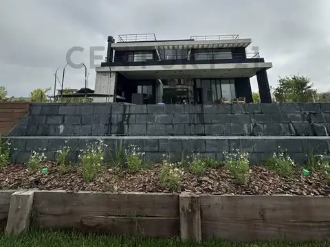 Casa en Venta con 4 cocheras