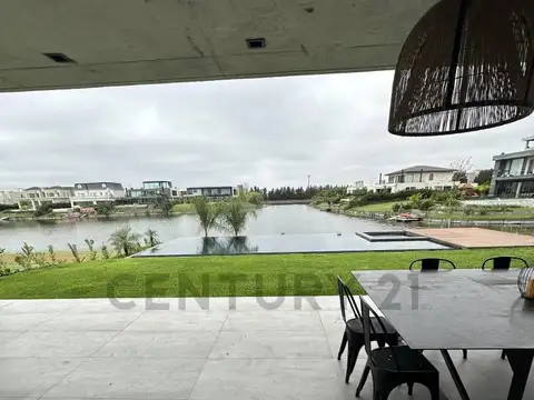 Casa 7 ambientes con 6 baños