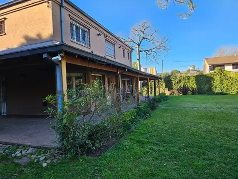 Casa en Venta con 3 cocheras