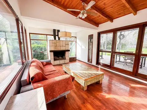 Casa 4 ambientes con 2 baños