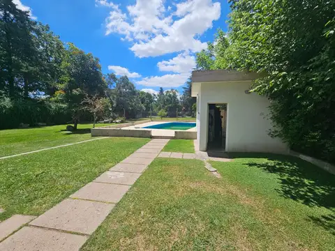 Casa 6 ambientes con 4 baños