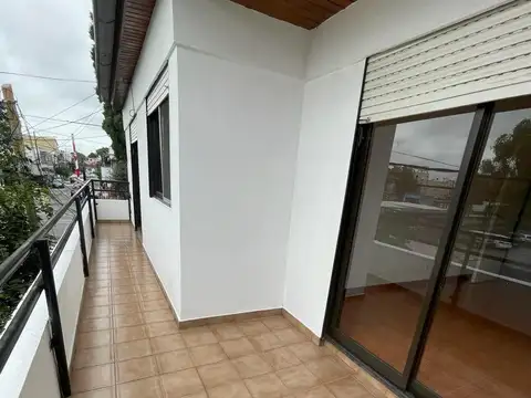 VENTA DEPARTAMENTO DE 3 AMBIENTES EN CARAPACHAY CENTRO COMERCIAL