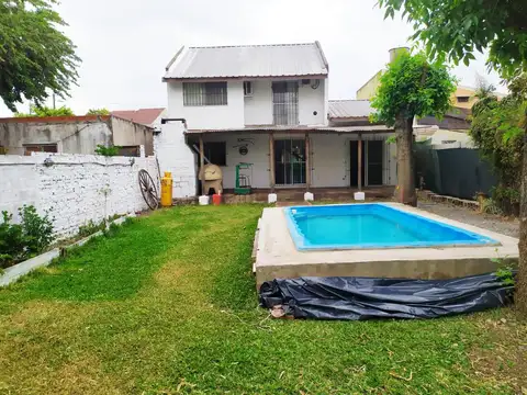 Casa en Alquiler con 2 cocheras