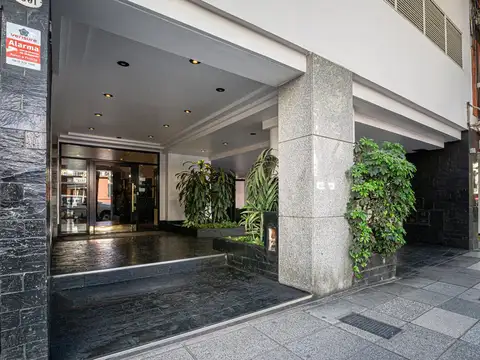 Venta departamento Dos ambientes con Patio y cochera Las Cañitas.