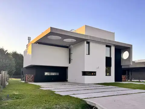 Casa en alquiler - 4 Dormitorios 3 Baños - 660mts2 - Mar del Plata