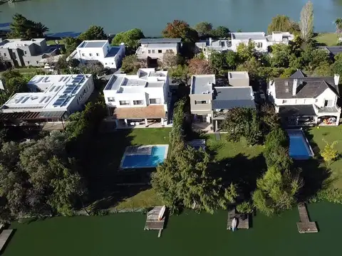 RETASADA Casa  al agua en Barrio Cerrado \ TIGRE BENAVIDEZ