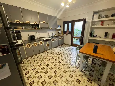 Casa 8 ambientes con 4 baños