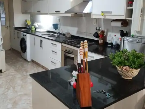 VENDO CASA CALLE J. V. GONZALEZ 980