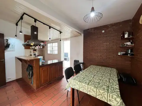 CASA VENTA 4 AMBIENTES HAEDO COCHERA Y PATIO