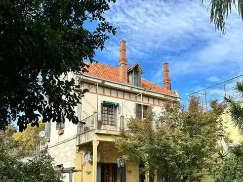 CASA EN VENTA DE ESTILO CON 3 DORMITORIOS COCHERA Y PATIO