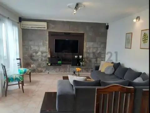 Casa en venta en Dorrego – 5 dormitorios, 3 baños y amplios ambientes