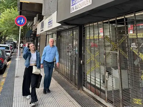 Local 3,5 x 7 metros con entrepiso y subsuelo