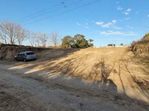 Amplio terreno de  675 M2 con rampa de acceso desde la calle! Larrea 1300 a cuadra de Bv. Laval...