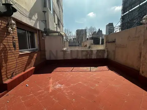 Departamento 2 amb. con gran patio y formidable ubicacion