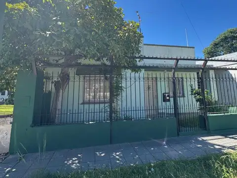 Casa 3 amb en Venta en Temperley con Pileta