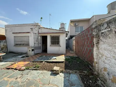 CASA CON  AMPLIO TERRENO ESCHUCHO OFERTAS
