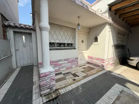 CASA CON  AMPLIO TERRENO ESCHUCHO OFERTAS