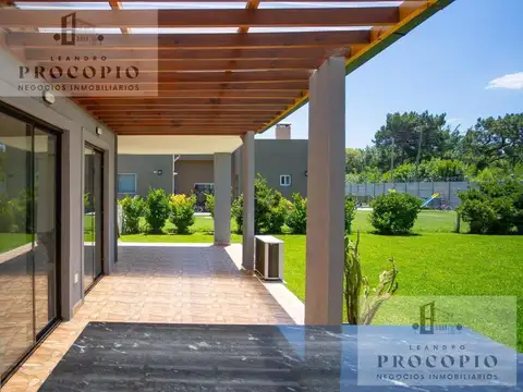Casa en Venta con 3 cocheras