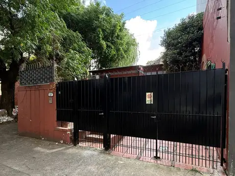 Hermosa Casa de 3 ambientes c/entrada de coche y patio