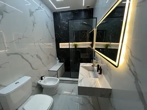 CASA 4 AMB. C/ COCHERA AMPLIA Y PILETA A ESTRENAR