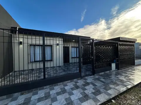 CASA 4 AMB. C/ COCHERA AMPLIA Y PILETA A ESTRENAR