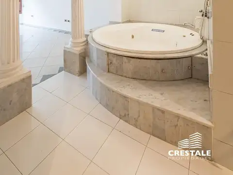 Casa 10 ambientes con 3 baños