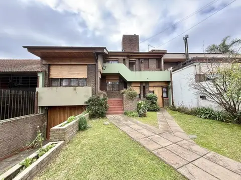 Importante chalet 5 ambientes en excelente ubicación.