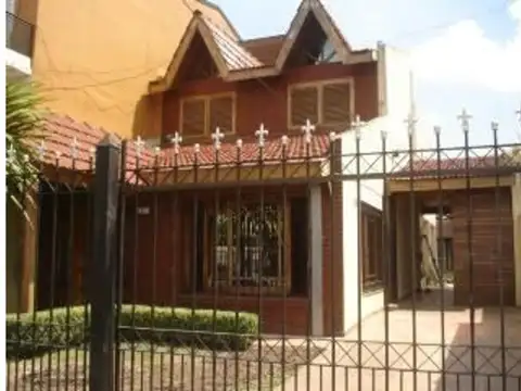 Chalet 4 ambientes con quincho y cochera pasante