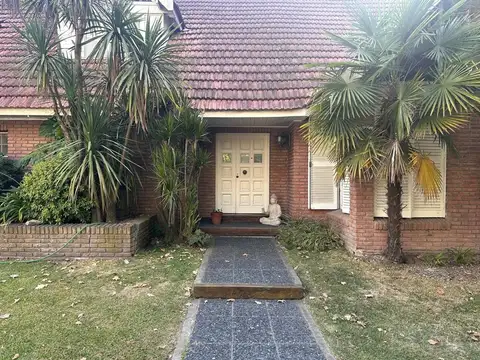 VENTA CASA 7 AMBIENTES CON DEPENDENCIA Y PISCINA 