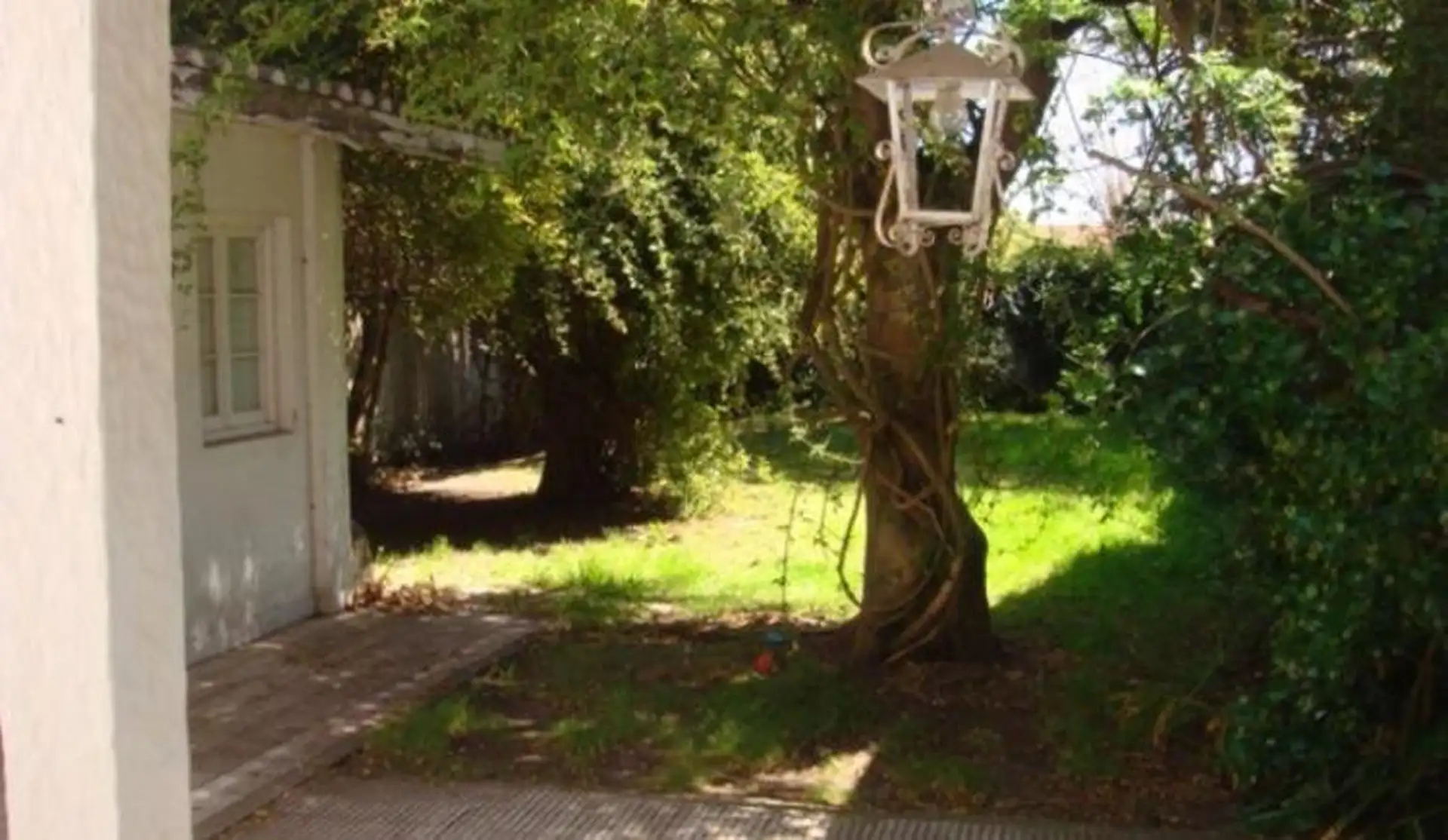 Lote con residencia, posibilidad de uso comercial o desarrollo inmobiliario.