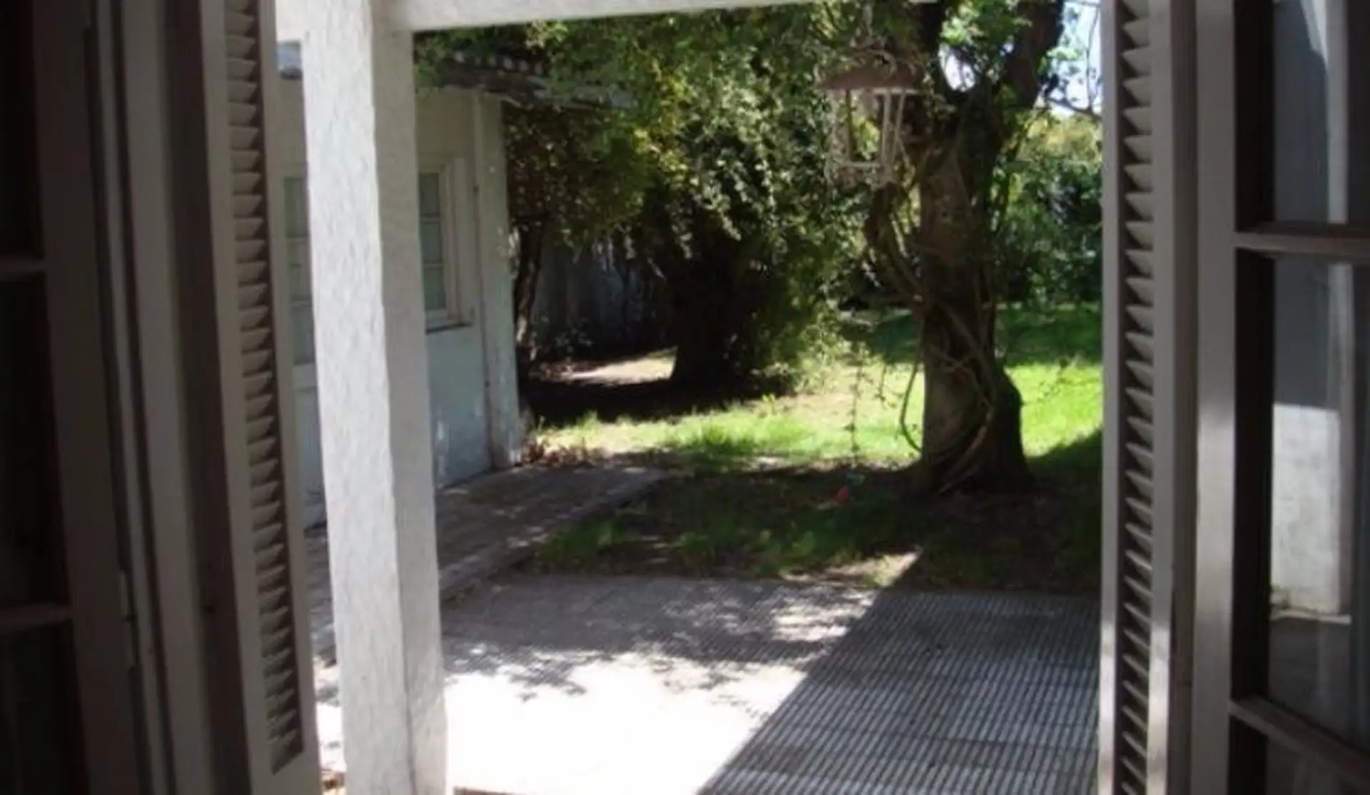 Lote con residencia, posibilidad de uso comercial o desarrollo inmobiliario.