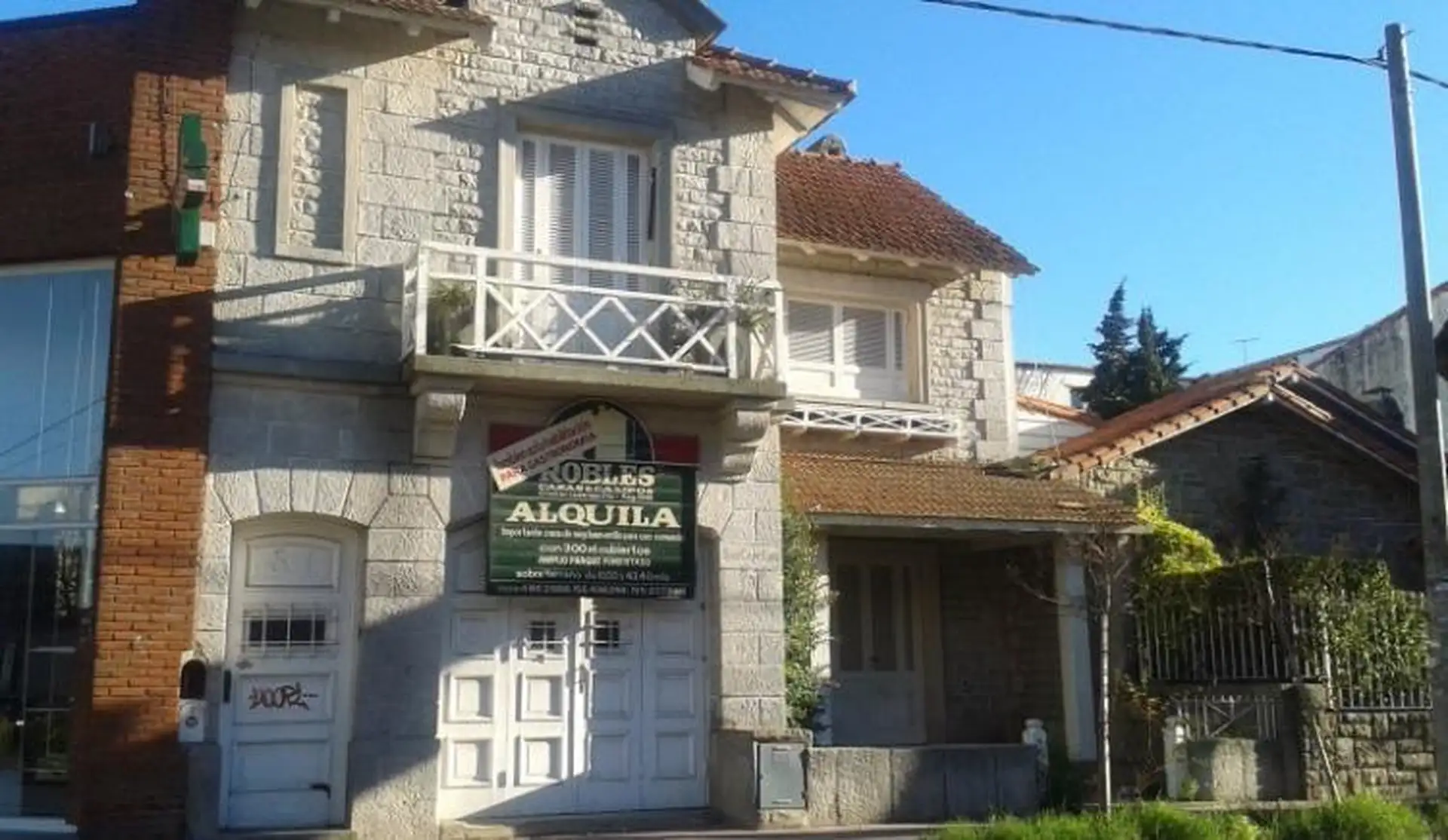 Lote con residencia, posibilidad de uso comercial o desarrollo inmobiliario.