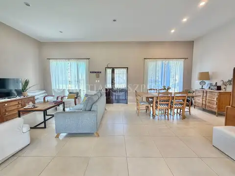 Casa 5 ambientes con 3 baños