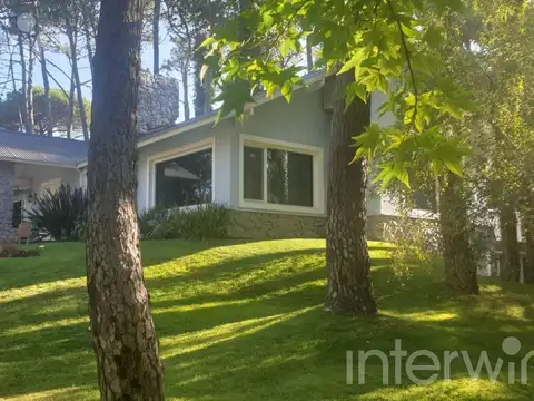 Casa de 7 ambientes - 6 cocheras - Pileta - Cariló