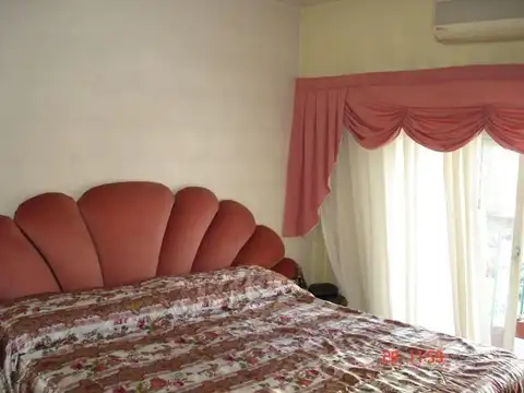 DEPARTAMENTO 3 AMBIENTES AL FRENTE CON COCHERA.APTO PROFESIO