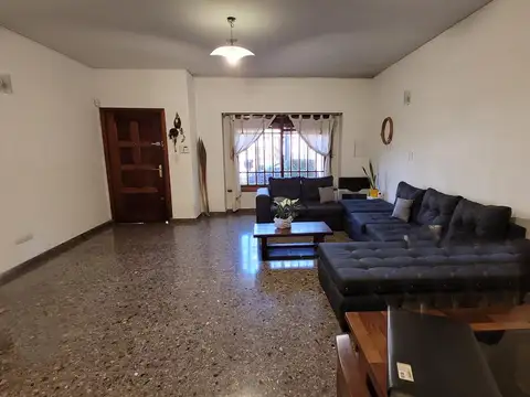 Casa 5 ambientes con quincho y parque en Venta - Morón