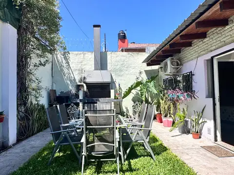 Casa de pasillo único de 3 dormitorios en venta en Biedma 400