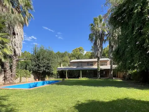 Casa en alquiler en funes tres dormitorios, jardín, garage, amoblado, quincho, pileta, parrillero.