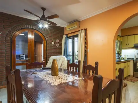 Casa 5 ambientes con 2 baños