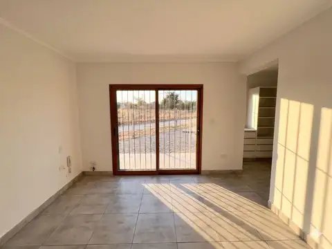Casa 6 ambientes con 2 baños
