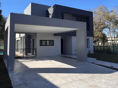 Casa en Venta con 4 cocheras